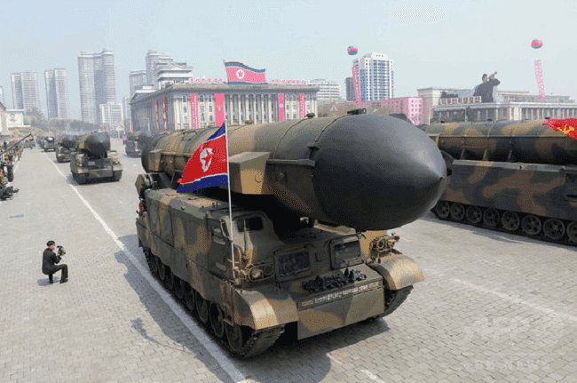 北朝鮮の軍事パレードで披露された弾道ミサイル