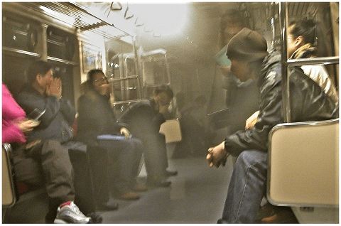 韓国の大邱(テグ）市で起きた地下鉄事故発生時の車両内の様子