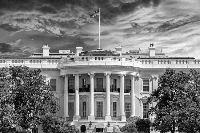 暗雲立ちこめるホワイトハウス