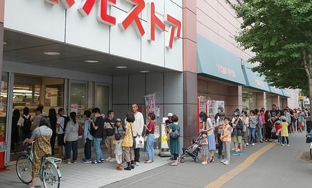 北海道・胆振東部地震に伴う大規模停電発生時に食料を求めてスーパーに並ぶ人々