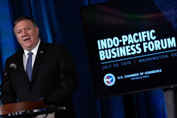 インド太平洋ビジネスフォーラムで演説するポンペオ米国務長官