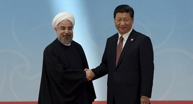 イランの最高指導者ロウハニ大統領と握手する中国の習近平主席