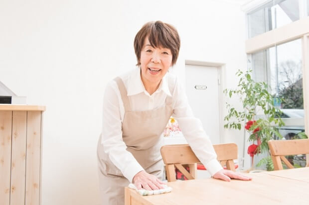 カフェで注文を取る女性スタッフ