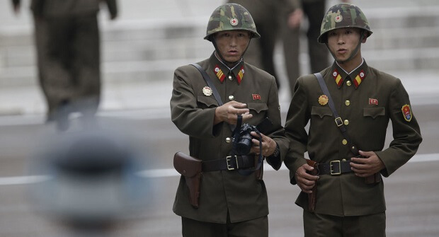 板門店で国境警備にあたる若い北朝鮮軍人