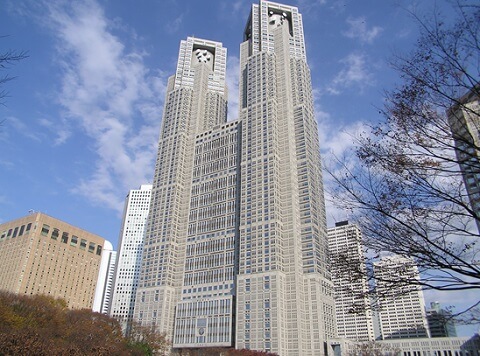 2本柱が立つ東京都庁