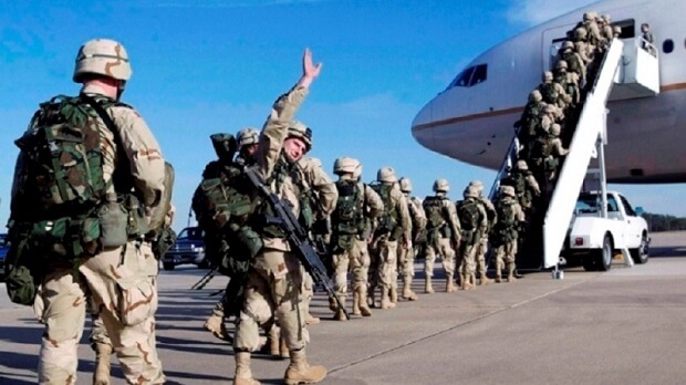 手を振って笑顔を見せるシリアから撤退するアメリカ兵
