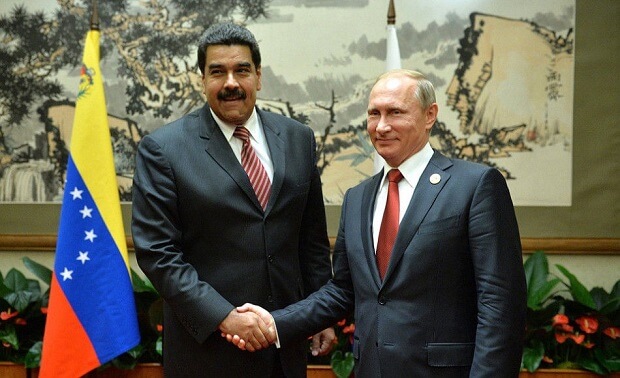 ベネズエラのマドゥロ大統領と握手をするロシアのプーチン大統領