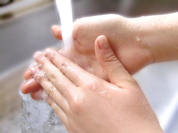 ウイルス感染症の予防には流水での手洗いを欠かさない。
