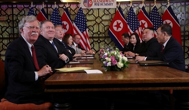 ハノイでの米朝会談2日目、ボルトン（左端）が着席した