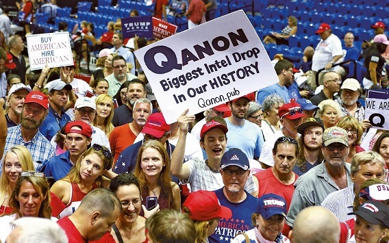 2018年7月、フロリダ州の共和党集会にトランプ氏が登壇。「Q」のサインボードを掲げる集団が現れた