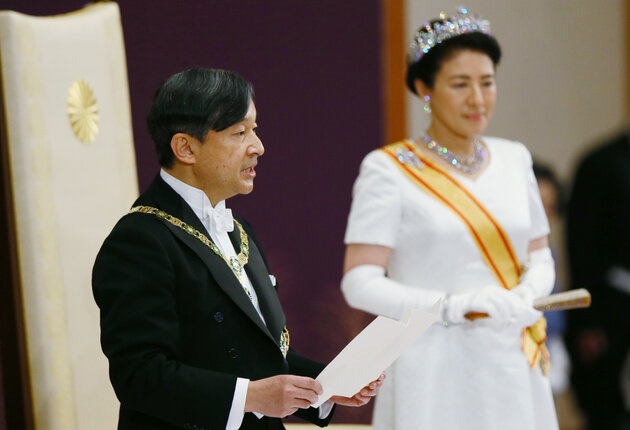 「即位後朝見の儀」でお言葉を述べられる新天皇陛下＝１日午前、皇居・宮殿「松の間」