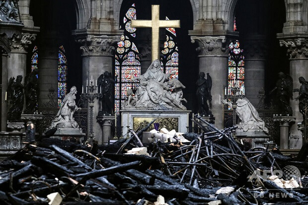 火災後に撮影されたノートルダム大聖堂内部