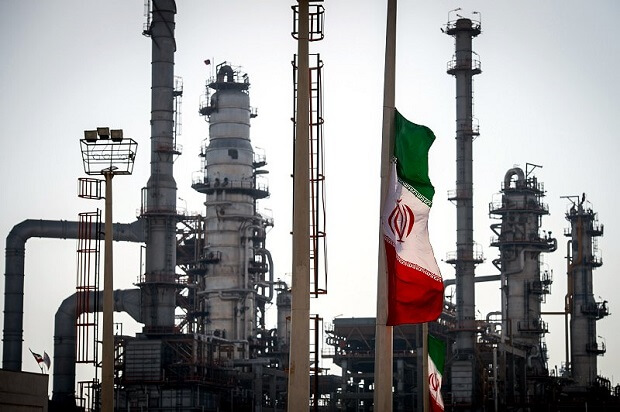 イランのバンダレ・アッバースの石油精製所