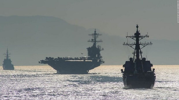 ジブラルタル海峡から地中海に入る空母「エイブラハム・リンカーン」とミサイル駆逐艦「ベインブリッジ」