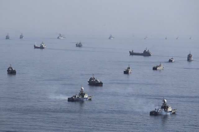 ホルムズ海峡で演習するイラン艦艇
