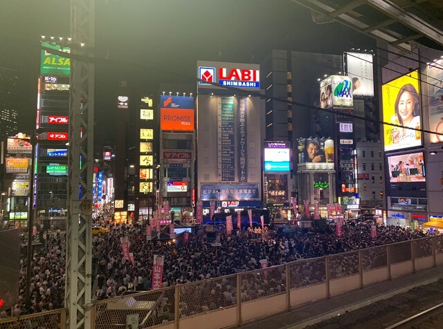 れいわ新選組の演説会に新橋駅前を埋め尽く人々が集まった