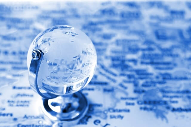 地図と小さなガラスの地球儀