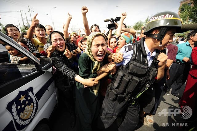 中国・新疆ウイグル自治区西部のウルムチで警察に抗議するウイグル人の女性たち